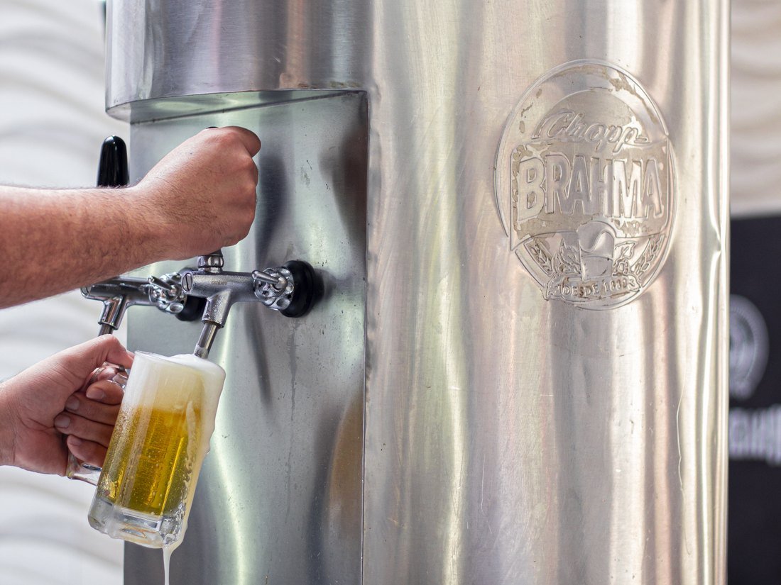 Chopp Brahma sendo servido no bar da Casa de Esfiha Senador