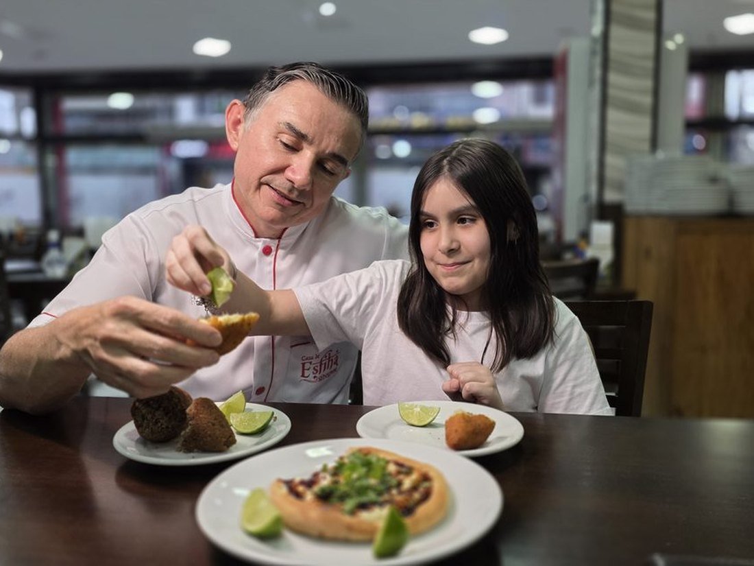 Mesa no salão da Casa de Esfiha Senador, com esfiha e salgados