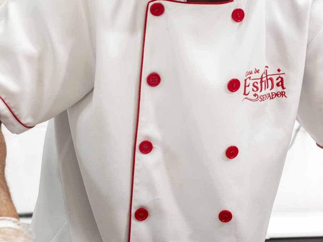 Uniforme da Casa de Esfiha Senador, com o logo bordado no dólmã