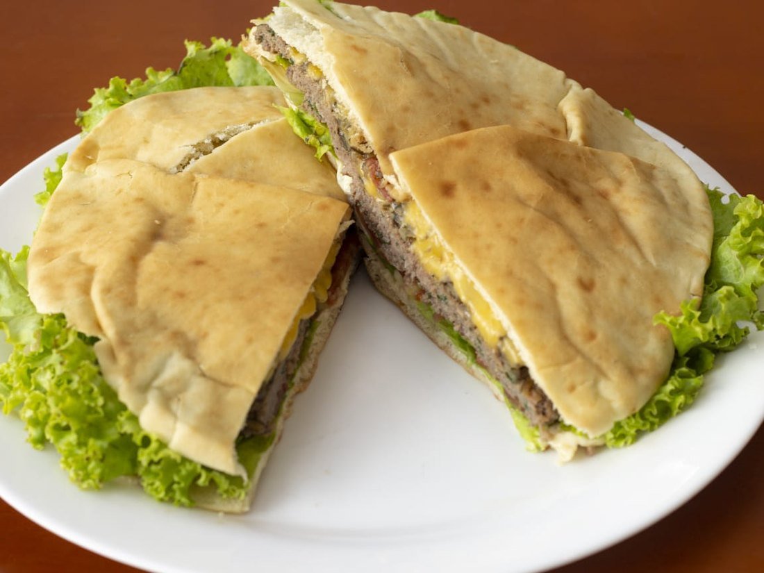 Beirute cortado ao meio no prato, foto real da Casa de Esfiha Senador