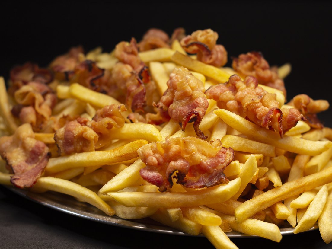 Porção de batata frita com bacon, foto real da Casa de Esfiha Senador